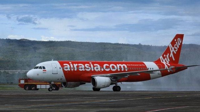 Pesawat AirAsia yang baru saja tiba dari Kualanamu, Sumatera Utara, saat mendarat di Bandara Internasional Sultan Iskandar Muda, Aceh Besar, Jumat (3/6/2022). Foto: Dishub Aceh