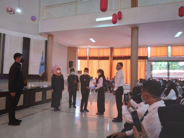 Penyerahan Keputusan Pengangkatan Pegawai Pemerintah dengan Perjanjian Kerja Guru Tahap II Formasi Tahun 2021 di Lingkungan Pemerintah Kota Malang secara simbolis. Foto / Feni Yusnia