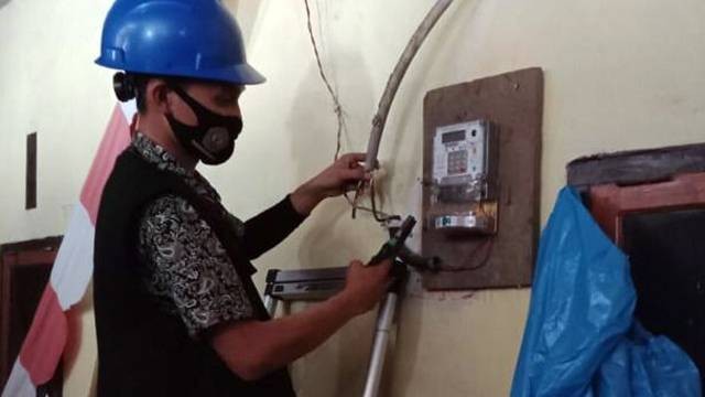 Petugas PLN saat melakukan pemeriksaan kWhmeter.(Dok. PLN)