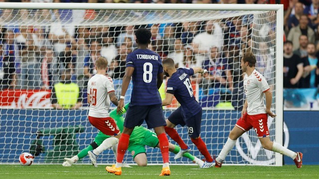 Pemain Prancis Karim Benzema mencetak gol pertama mereka melawan Denmark di Stade de France, Saint-Denis, Prancis, Jumat (3/6/2022). Foto: Christian Hartmann/REUTERS