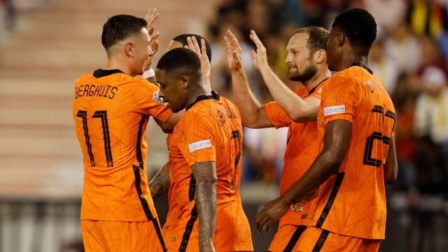 Pemain Belanda Denzel Dumfries berselebrasi dengan rekan satu timnya usai mencetak gol ketiga mereka saat hadapi Belgia di Stadion King Baudouin, Brussel, Belgia, Jumat (3/6/2022). Foto: Johanna Geron/REUTERS