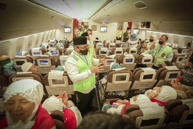 Menteri Agama Yaqut Cholil Qoumas melepas kloter pertama Embarkasi Jakarta - Pondok Gede (JKG 01) pada Sabtu (4/6/2022) di Bandara Soekarno-Hatta, Cengkareng. Foto: Dok. Istimewa