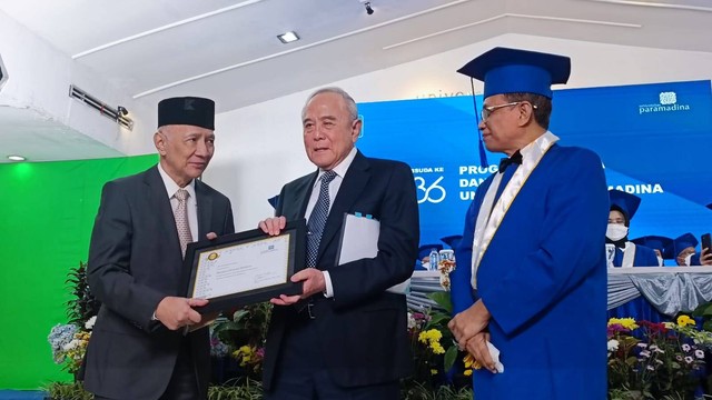 TP Rachmat (tengah) terima Paramadina Award 2022 di Universitas Paramadina, Sabtu (4/6). Foto: Narda Margaretha Sinambela/kumparan