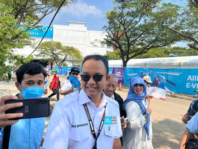 Gubernur DKI Jakarta Anies Baswedan diserbu penonton di area sirkuit Formula e, Ancol, Jakarta, Sabtu (4/6). Foto: Haya Syahira/kumparan