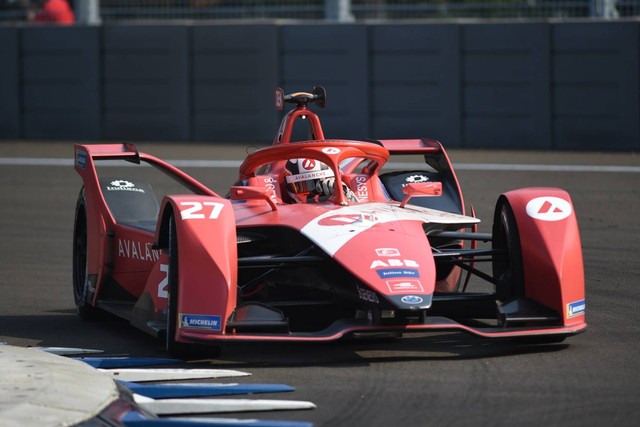 Pembalap tim Avalanche Andretti Jake Dennis melaju saat mengikuti sesi latihan Formula E seri kesembilan di Jakarta International E-Prix Circuit (JIEC), Jakarta, Sabtu (4/6/2022). Foto: Jamal Ramadhan/kumparan