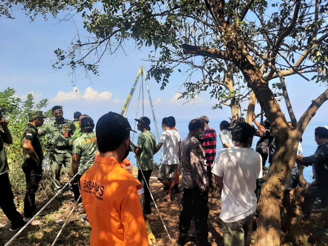Proses evakuasi pelaku bunuh diri di Pecatu, Bali - IST