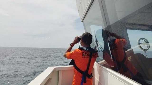 Tim Basarnas Banda Aceh melakukan pencarian terhadap kapal motor (KM) Frikenra yang dilaporkan hilang kontak di wilayah perairan Selat Malaka. Foto: SAR Banda Aceh