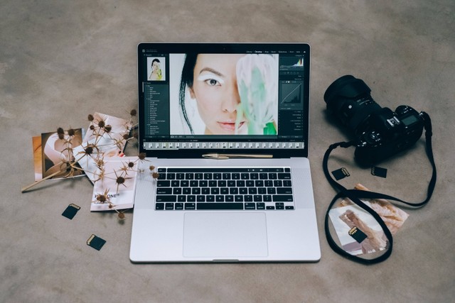 Ilustrasi artikel Tutorial Cara Bikin Foto Jadi HD di Laptop dan HP dengan Praktis. Sumber: pexels.com/Olya Kobruseva