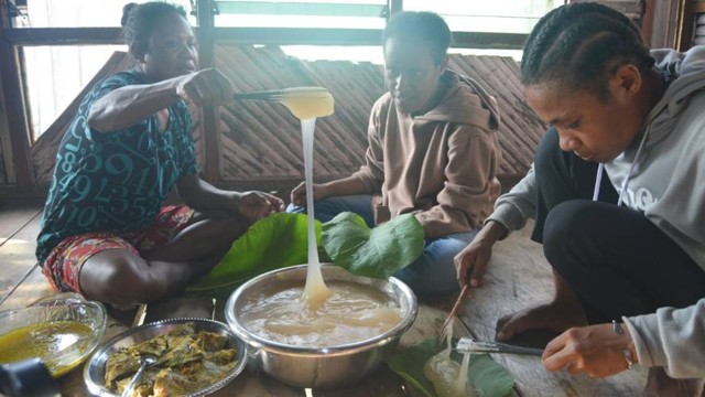 Papeda, sajian kuliner khas Papua. (Foto Hari Suroto)