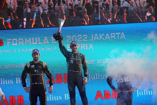Pebalap tim Jaguar TCS Racing Mitch Evans merayakan gelar juara Formula E Jakarta di Jakarta International E-Prix Circuit (JIEC), Jakarta, Sabtu (4/6/2022). Foto: Jamal Ramadhan/kumparan