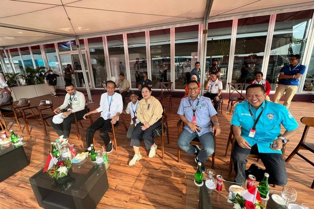 Presiden Joko Widodo duduk bersama sejumlah pejabat ketika nonton Formula E di Jakarta International E-Prix Circuit (JIEC), Jakarta, Sabtu (4/6/2022).
 Foto: Laily Rachev/Biro Pers Sekretariat Presiden