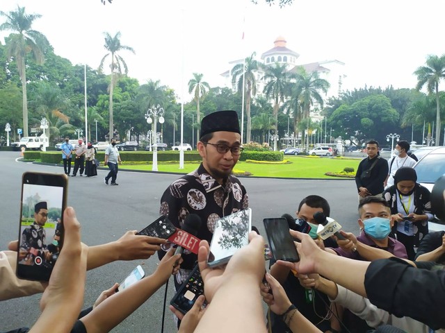 Ustaz Adi Hidayat saat bertakziah ke Gedung Pakuan, Kota Bandung. Foto: Rachmadi Rasyad/kumparan