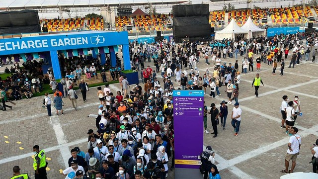 Antrean penonton 2022 Jakarta ePrix yang hendak keluar area menonton JIEC. Foto: Haya Syahira/kumparan