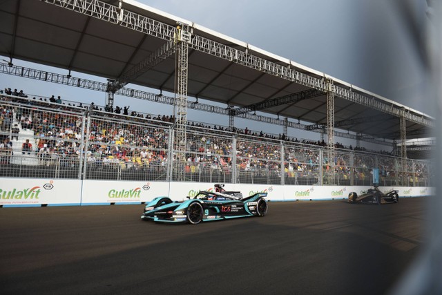 Pebalap tim Jaguar TCS Racing Mitch Evans memacu kecepatan pada balapan Formula E seri kesembilan di Jakarta International E-Prix Circuit (JIEC), Jakarta, Sabtu (4/6/2022). Foto: Jamal Ramadhan/kumparan