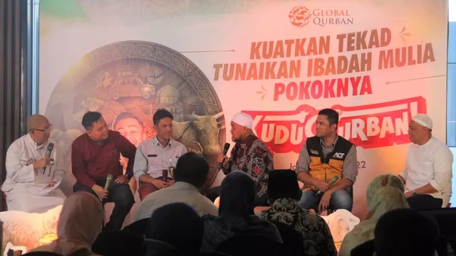 Suasana launching qurban 2022 (Kiri ke kanan) Jody Sumantri, Fadhli Septavianra (Head of National Philantropy Network ACT), Drh. Imron Suandi, MPVH (Koordinator Pengawasan dan Pengamanan Produk Hewan, Kementrian Pertanian RI), Ustaz DR. Amir Faisol Fath (Ulama dan Dewan Syariah ACT), Mukhti (Presiden Global Wakaf-ACT) dan Teuku Edwin dalam peluncuran 'Kudu Kurban' oleh Global Qurban-ACT, di Menara 165, Jakarta Selatan. (ACTNews/Rizki)