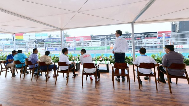 Presiden Joko Widodo duduk bersama sejumlah pejabat ketika nonton Formula E di Jakarta International E-Prix Circuit (JIEC), Jakarta, Sabtu (4/6/2022).
 Foto: Muchlis Jr/Biro Pers Sekretariat Presiden