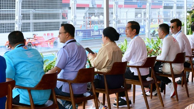 Presiden Joko Widodo duduk bersama sejumlah pejabat ketika nonton Formula E di Jakarta International E-Prix Circuit (JIEC), Jakarta, Sabtu (4/6/2022).
 Foto: Muchlis Jr/Biro Pers Sekretariat Presiden