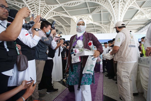 Jemaah haji kloter pertama Emmbarkasi Solo tiba di Bandar Udara Internasional Amir Muhammad bin Abdul Aziz (AMMA), Madinah, Sabtu (3/6/2022). Foto: Media Center Haji 2022/HO/ANTARA FOTO