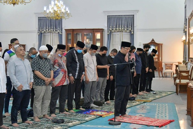 Doa bersama untuk putra Gubernur Jawa Barat, Ridwan Kamil Emmeril Kahn Mumtadz di Gedung Pakuan, Bandung, Sabtu (4/6). Foto: Pemprov Jawa Barat
