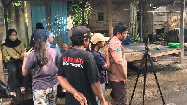 KKN-T Sucinta bersama Pemuda Desa Suco mengerjakan Proses Produksi Video Ternak Terpadu Tidak Terbatas (Sumber Tim Produksi Video KKN Sucinta)