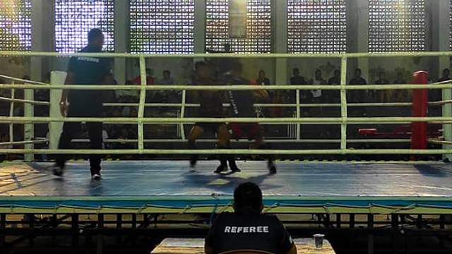 Aksi dua petarung MMA di ajang Kejurda MMA Sulawesi Utara yang digelar di Kota Manado.