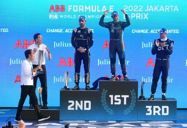 Presiden Jokowi menyerahkan piala kepada juara pertama, Mitch Evans,  tim Jaguar TCS Racing menjadi yang tercepat di Formula E Jakarta, Sabtu (4/6/2022). Foto: Instagram/@aniesbaswedan