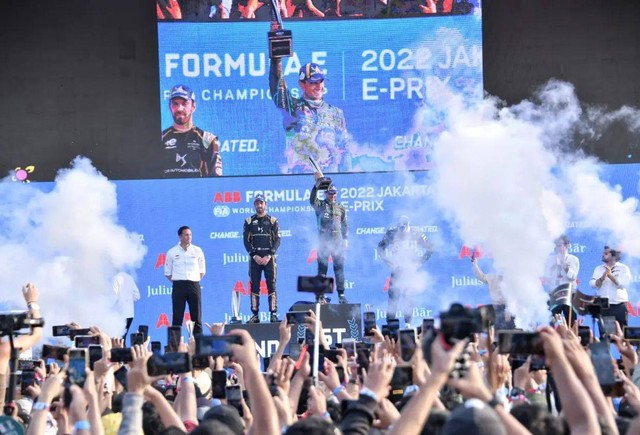Penyerahan piala kepada juara pertama, Mitch Evans, tim Jaguar TCS Racing menjadi yang tercepat di Formula E Jakarta, Sabtu (4/6/2022). Foto: Instagram/@aniesbaswedan