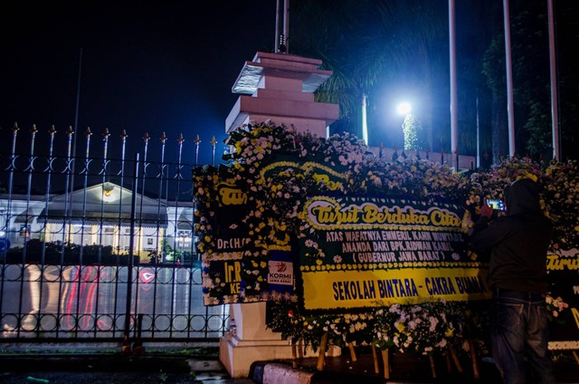 Karangan bunga dari warga sebagai tanda belasungkawa wafatnya Emmeril Khan Mumtadz disandarkan di pagar Gedung Negara Pakuan, Bandung, Jawa Barat, Sabtu (4/6/2022). Foto: Novrian Arbi/ANTARA FOTO