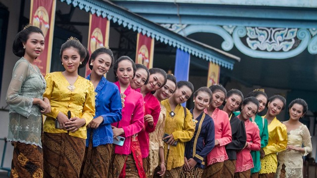 Sejumlah perempuan mengenakan kebaya saat mengikuti Parade Kebaya Nusantara di Keraton Kasunanan, Solo, Jawa Tengah, Sabtu (4/6/2022). Foto: Mohammad Ayudha/ANTARA FOTO