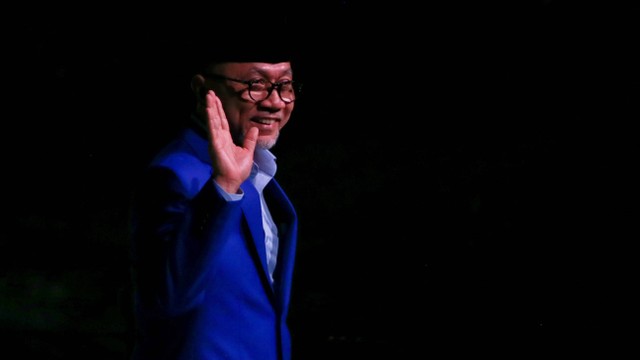 Ketua Umum PAN Zulkifli Hasan melambaikan tangan usai memberikan sambutan pada acara silaturahmi Koalisi Indonesia Bersatu (KIB) di Plataran Senayan, Jakarta, Sabtu (4/6/2022). Foto: Rivan Awal Lingga/ANTARA FOTO