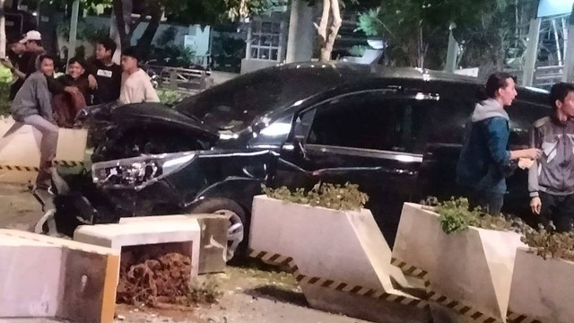 Mobil Tabrak 2 Sepeda Motor Di Jalan Jenderal Sudirman, Korban Luka ...