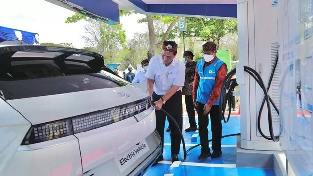 Menteri Koordinator Kemaritiman dan Investasi, Luhut Pandjaitan bersama PLN menjajal SPKLU di Candi Borobudur, Magelang, Sabtu (4/6/2022). Foto: istimewa