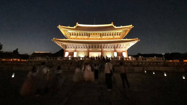 Suasana malam di Istana Gyeongbok. Foto: Khiththati/acehkini