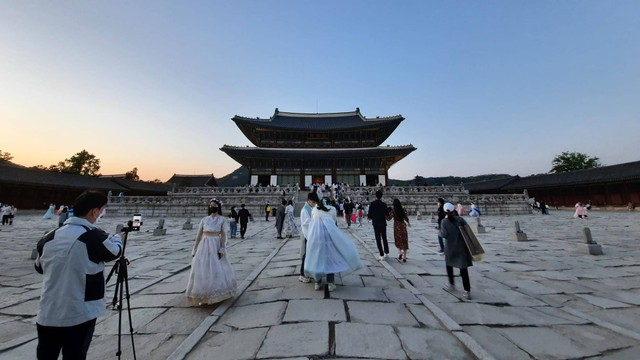 Jelang senja di Istana Gyeongbok. Foto: Khiththati/acehkini