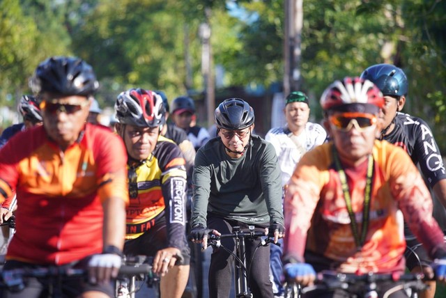 Wali Kota Pontianak Edi Rudi Kamtono gowes bersama komunitas sepeda. Foto : Dok. Prokopim Pontianak