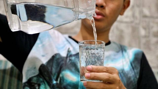 Ilustrasi minum air putih. Foto: Melly Meiliani/kumparan