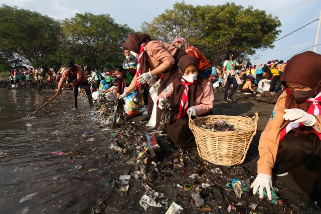 Sejumlah anggota Pramuka memunguti sampah di pantai dekat Jembatan Suramadu, Surabaya, Jawa Timur, Minggu (5/6/2022).
Foto: Didik Suhartono/Antara Foto
