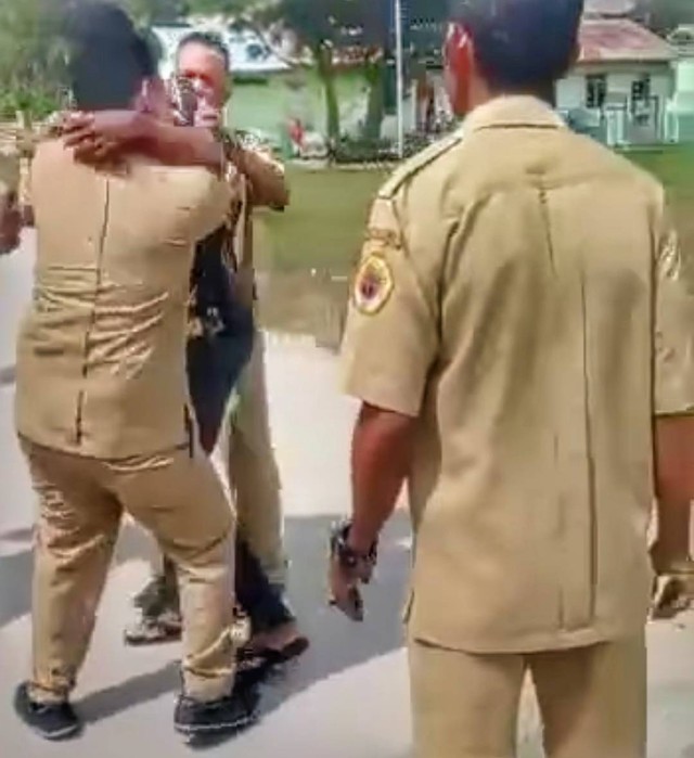 Keterangan foto: tangkapan layar video dugaan pengeroyokan kepala sekolah terhadap guru di Kupang.