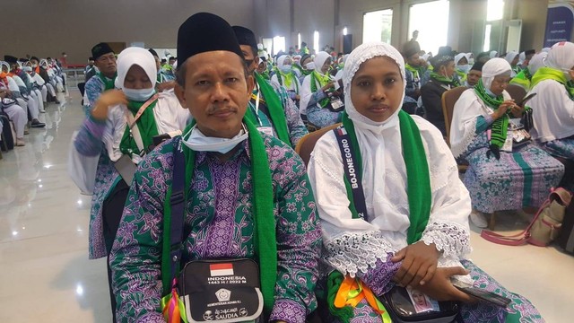 Abdulloh Hafith bersama sang istri. Foto: Humas Kemenag Kanwil Jatim