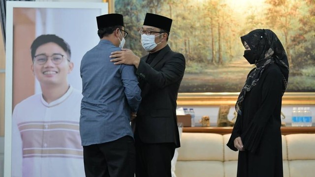Gubernur Jawa Barat, Ridwan Kamil menerima pelayat di kediamannya Sabtu (4/6/2022). Foto: Humas Jabar