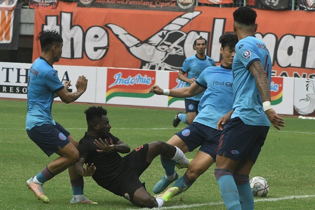 Pemain Persija Jakarta Ricardo Cawor (tengah) terjatuh saat berebut bola dengan sejumlah pemain Sabah FC pada partai persahabatan di Stadion Patriot Chandrabhaga, Bekasi, Jawa Barat, Minggu (5/6/2022).  Foto: Fakhri Hermansyah/ANTARA FOTO