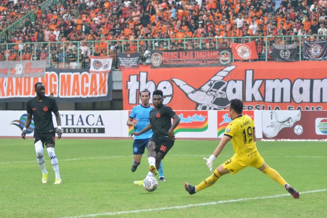 Pemain Persija Jakarta Ricardo Cawor berusaha melewati pemain Sabah FC pada partai persahabatan di Stadion Patriot Chandrabhaga, Bekasi, Jawa Barat, Minggu (5/6/2022).
 Foto: Alif Zaky Assidiqi/kumparan