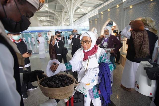 Jemaah haji kloter pertama Emmbarkasi Solo tiba di Bandar Udara Internasional Amir Muhammad bin Abdul Aziz (AMMA), Madinah, Sabtu (3/6/2022).  Foto: Media Center Haji 2022/HO/ANTARA FOTO