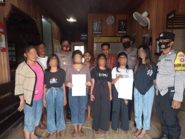 Kelima Pelajar putri dimediasi di Polsek Kapuas Hulu. Foto: Humas Polda Kalteng