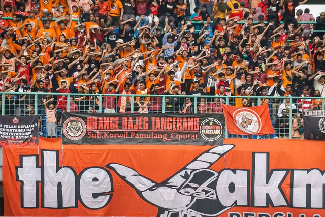 Suporter Persija Jakarta saat melawan Sabah FC pada partai persahabatan di Stadion Patriot Chandrabhaga, Bekasi, Jawa Barat, Minggu (5/6/2022).
 Foto: Iqbal Firdaus/kumparan