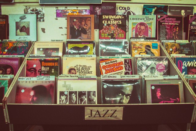 Etalase vinyl album jazz di toko. Unsplash