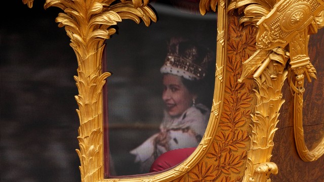 Gambar hologram Ratu Elizabeth Inggris terlihat di kereta emas selama perayaan Platinum Jubilee-nya, di London, Inggris, Minggu (5/6/2022). Foto: Frank Augstein/Pool via REUTERS