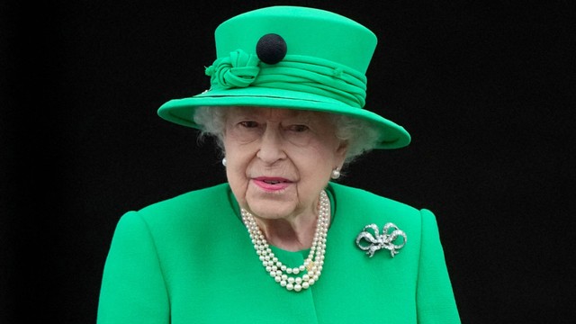 Ratu Elizabeth II berdiri di balkon selama perayaan Platinum Jubilee, di London, Inggris, Minggu (5/6/2022). Foto: Frank Augstein/Pool via REUTERS