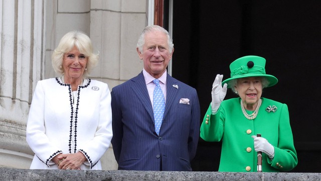 Ratu Elizabeth II bersama Pangeran Charles dan Duchess of Cornwall, Camilla, selama perayaan Platinum Jubilee, di London, Inggris, Minggu (5/6/2022). Foto: Chris Jackson/Pool melalui REUTERS