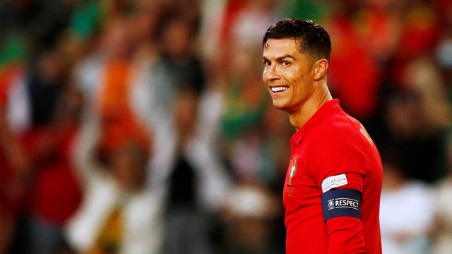 Pemain Portugal Cristiano Ronaldo berselebrasi usai mencetak gol saat hadapi Swiss di Stadion Jose Alvalade, Lisbon, Portugal, Minggu (5/6/2022). Foto: Pedro Nunes/REUTERS